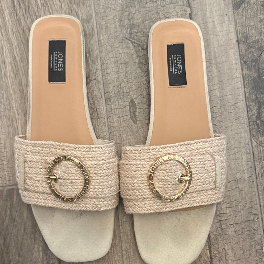 Jones New York Woven Cream Sandals with Gold Accents 8.5